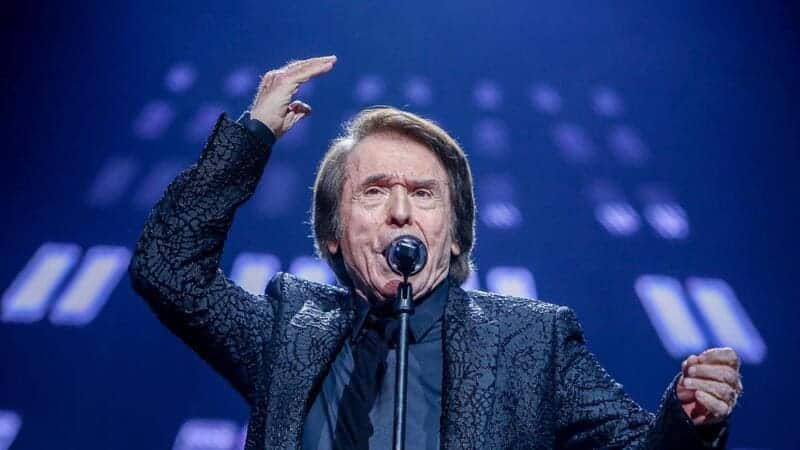 rapahel durante un concierto como el que realizara en las fiestas de valladolid 2024